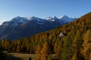 il rifugio Crosta e sullo sfondo il selvaggio Ovigo