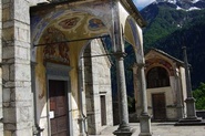 Chiesa di Trasquera, portico